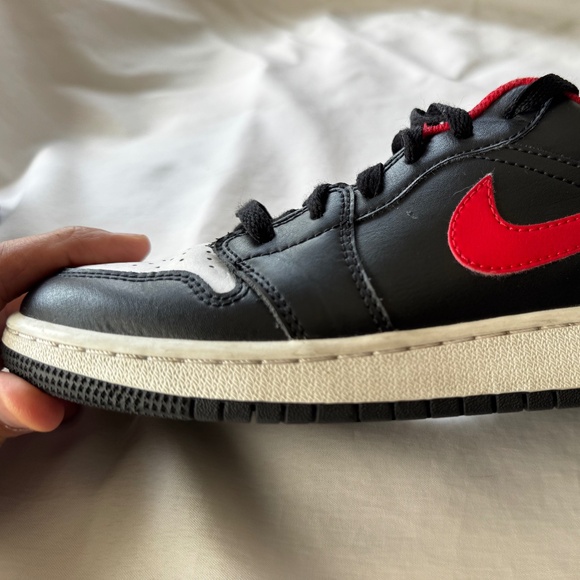 Nike Air Jordon 1 Low 4.5 Youth Black/White/Fire Red - Picture 12 of 14